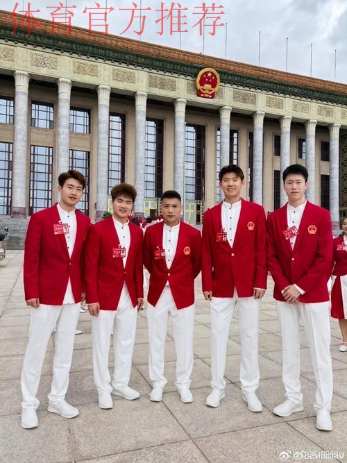 传承与祝福——中国男足与U12小球员亲切合影 传承与祝福——中国男足与U12小球员亲切合影